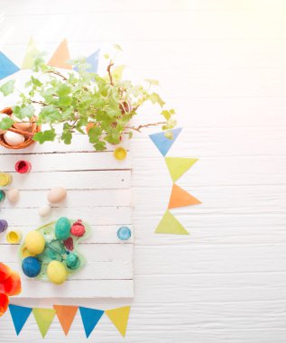 Paskalya yumurta natürmort Beyaz ahşap zemin üzerinde boyama işlemi