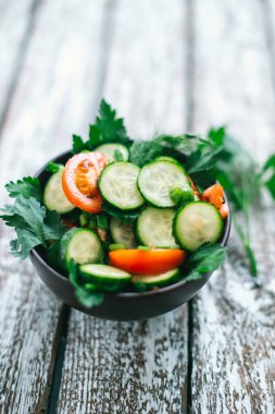 Taze salata sebze üzerinde eski bir ahşap arka plan ile. Bir diyet kavramı