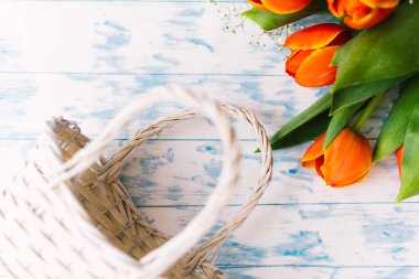 Macaroons sepet yakınındaki çiçek açması laleler