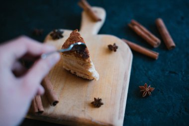 Siyah mat zemin ahşap tepside kek