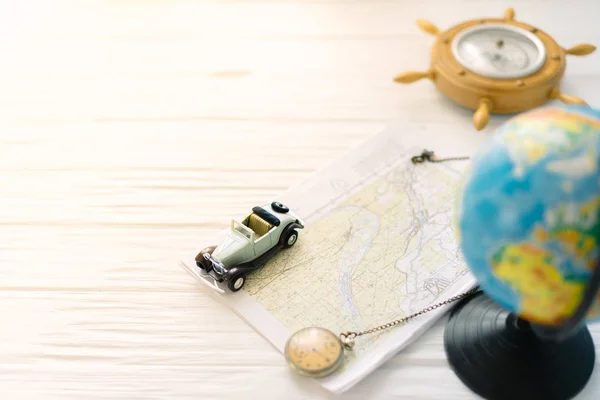 Μικρό αυτοκίνητο στο χάρτη. Η έννοια του ταξιδιού — Φωτογραφία Αρχείου