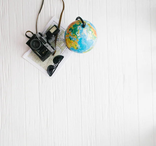 Seyahat aksesuarları natürmort Beyaz ahşap zemin üzerinde — Stok fotoğraf