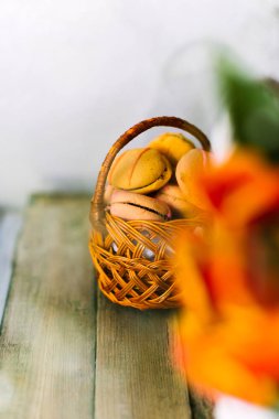 Macaroons sepet yakınındaki çiçek açması laleler