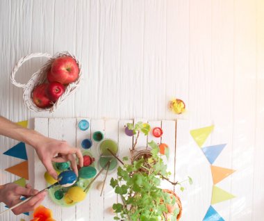 Adam beyaz ahşap zemin üzerinde hala hayat Paskalya yumurta boyama