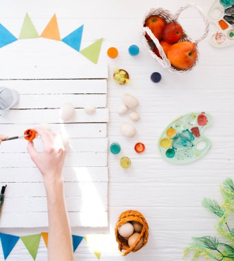 Adam beyaz ahşap zemin üzerinde hala hayat Paskalya yumurta boyama