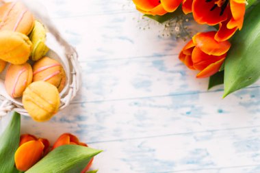 Çiçek açması Lale macaroons hafif ahşap arka plan ile. Natürmort, Bahar kavramı