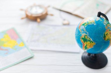 Ahşap beyaz arka plan üzerinde dünya. Seyahat kavramı