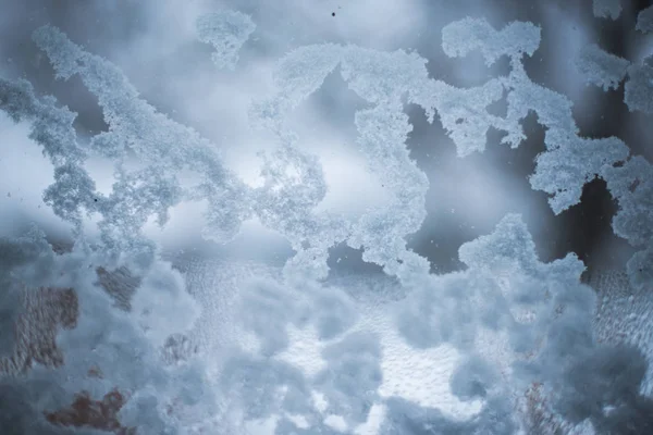 Ventana cubierta de nieve con fondo de invierno —  Fotos de Stock