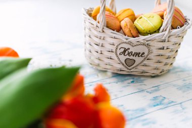 Macaroons sepet yakınındaki çiçek açması laleler