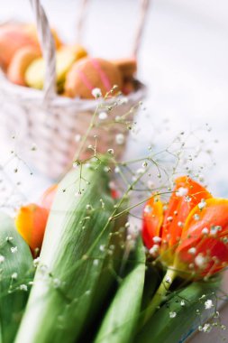 Macaroons sepet yakınındaki çiçek açması laleler