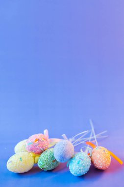 Mor bir arka plan üzerinde renkli Paskalya yumurtaları