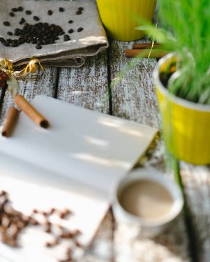 Bir fincan kahve sabah güneşin.