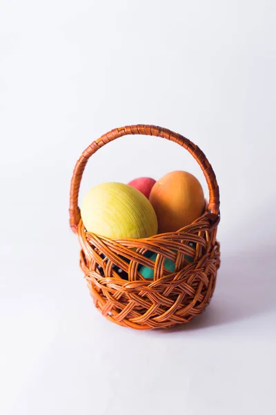 Basket with Easter eggs isolated on white background isolate. — Stock Photo, Image
