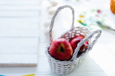 Beyaz ahşap sepet içinde kırmızı taze elma