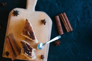 Siyah mat zemin ahşap tepside kek