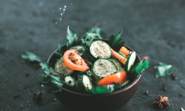 Taze salata sebze mat siyah bir arka plan ile. Sağlıklı bir diyet kavramı