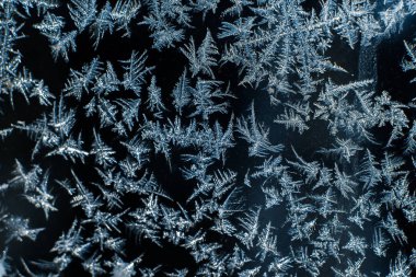 Ayaz desenleri donmuş penceresinde makro alır. Kış arka plan
