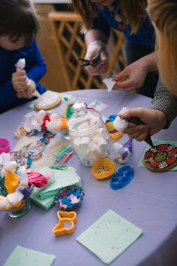 Çocuk tatlılar, krema ile çizim yapmak