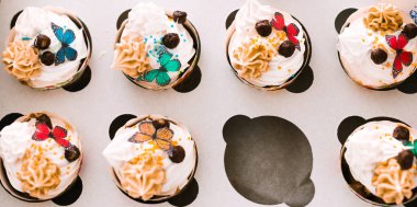 Bir karton kutu içinde bir partide renkli tatlılar