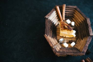 Siyah mat zemin ahşap tepside kek