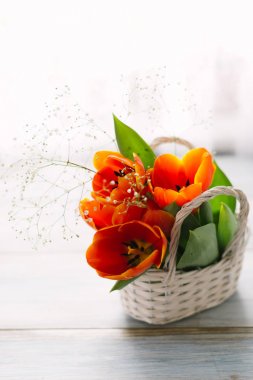 Lale Beyaz ahşap zemin üzerinde bir sepet içinde