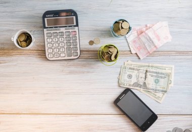 Para ve yeşil bir ahşap arka plan pennies ile hesap makinesi. İş kavramı