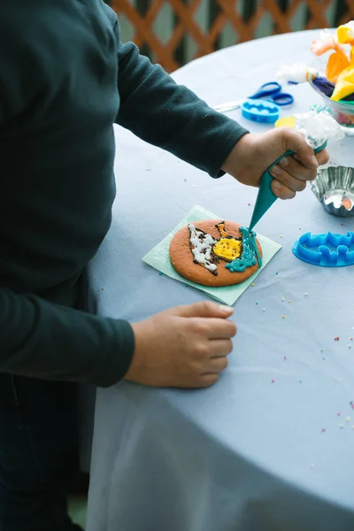 Los niños hacen dulces, hacen dibujos con crema — Foto de Stock