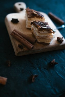 Siyah mat zemin ahşap tepside kek