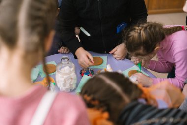 Çocuk tatlılar, krema ile çizim yapmak