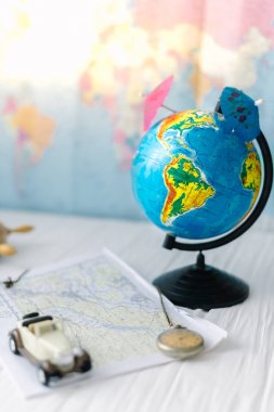 Plaj şemsiyeleri ahşap beyaz zemin üzerinde bulunan küreye.