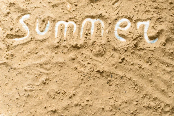夏季题词在沙质背景。旅行的概念 — 图库照片