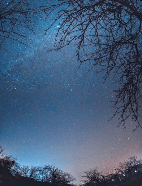 Cielo estrellado de invierno nocturno sobre el pueblo. Paisaje Astro — Foto de Stock