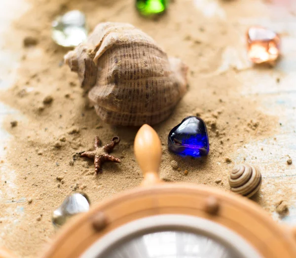 Barometer med shell i sanden på en trä bakgrund — Stockfoto