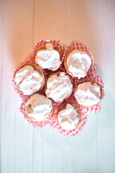 Pasteles con crema blanca sobre fondo de madera —  Fotos de Stock