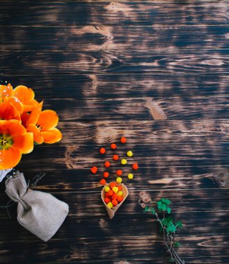 Tatlılar ahşap arka plan üzerinde gözleme içindeki Lale