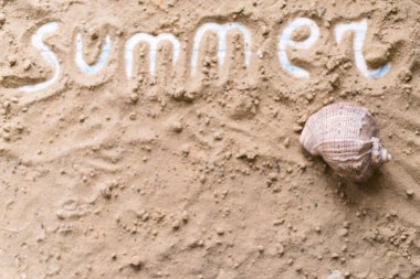 Kumlu bir arka plan üzerinde yaz yazıt. Seyahat kavramı