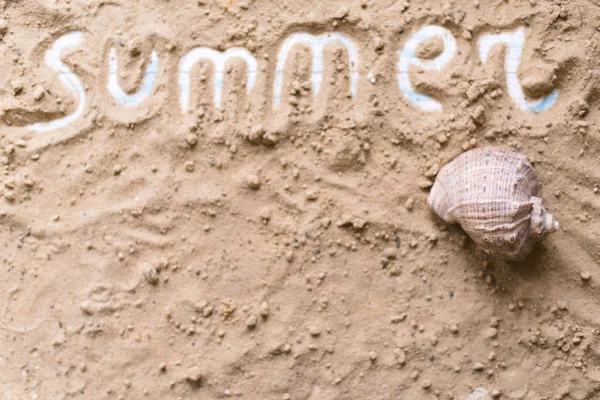 Sommerinschrift auf sandigem Untergrund. das Konzept des Reisens — Stockfoto