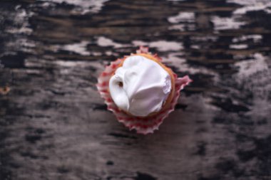 Ahşap arka plan üzerinde beyaz krema ile cupcakes