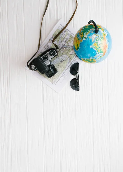 Reiziger accessoires stilleven op een witte houten achtergrond — Stockfoto