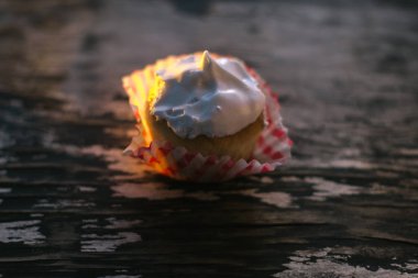 Güneş ışığı altında ahşap bir zemin üzerine cupcakes