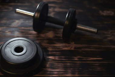 Koyu ahşap arka plan üzerinde halter. Kavram Crossfit