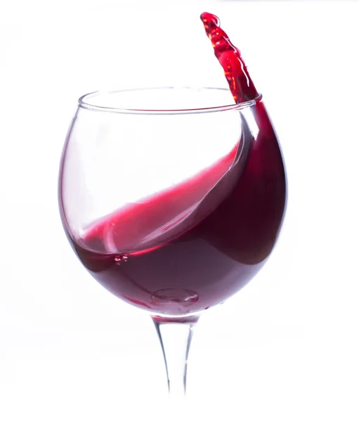 Um copo com vinho tinto sobre fundo branco. Isolar — Fotografia de Stock