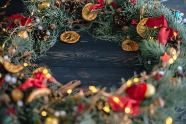 Yeni yıl Noel çelenk bokeh süslemeleri ile