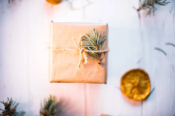 Vánoční dárky se sušenými plátky pomeranče na bílém pozadí — Stock fotografie