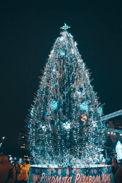2018年12月19日，乌克兰切尔基什市圣诞树的开放 — 图库照片