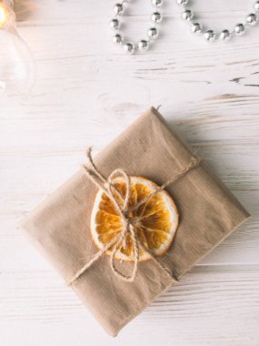 Beyaz ahşap zemin üzerinde Noel hediyeleri.