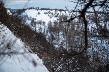 Akşamları kar altında kış parkı