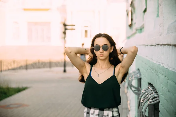 Sexy girl in a T-shirt and short shorts near the building — Stock Photo, Image