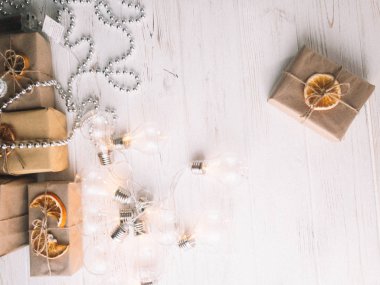 Beyaz ahşap zemin üzerinde Noel hediyeleri.