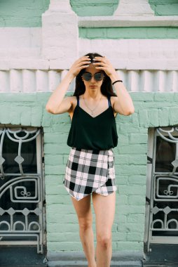 Binanın yakınında bir T-shirt ve kısa şort seksi kız